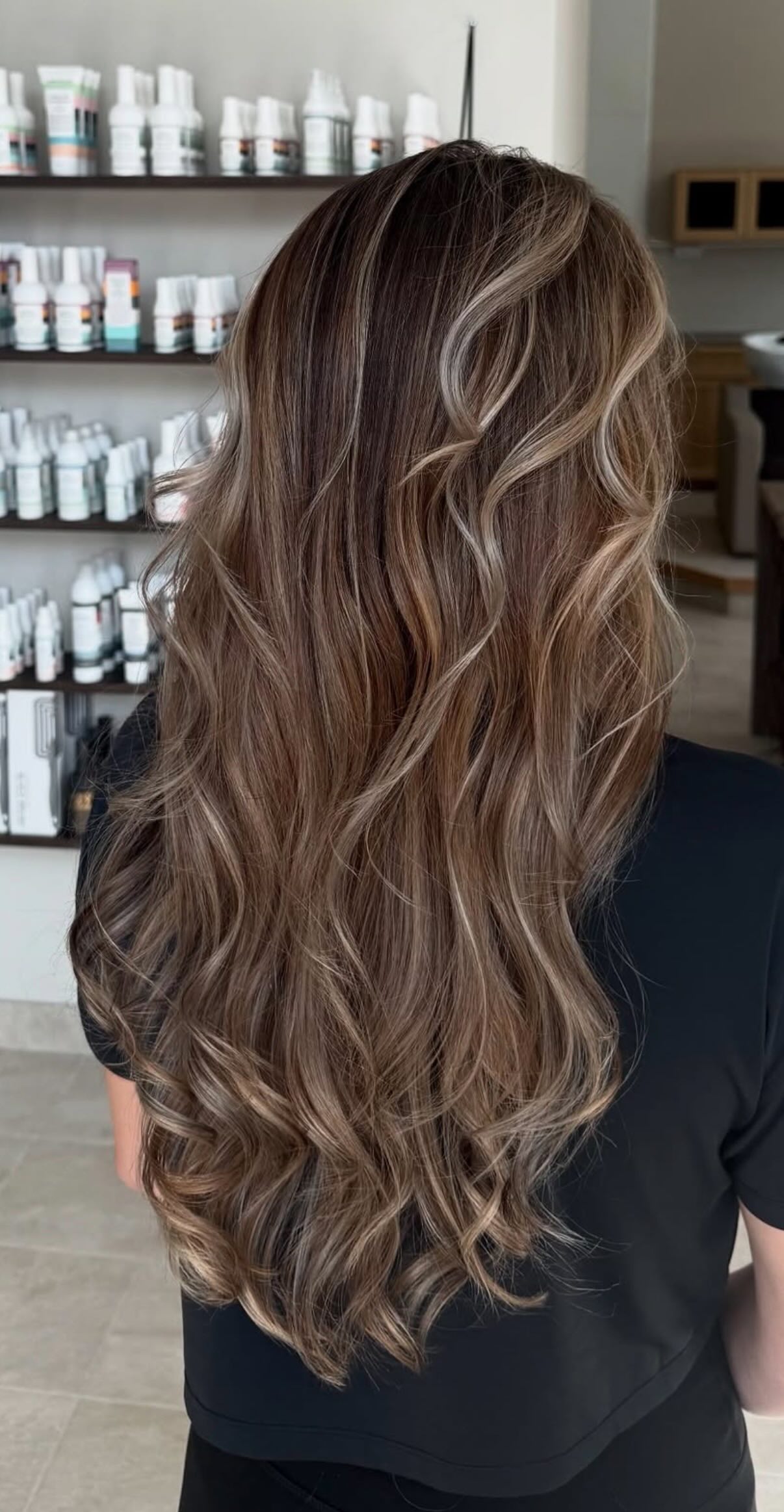 Långt brunt hår med ljusa slingor från Athina Beauty Studio