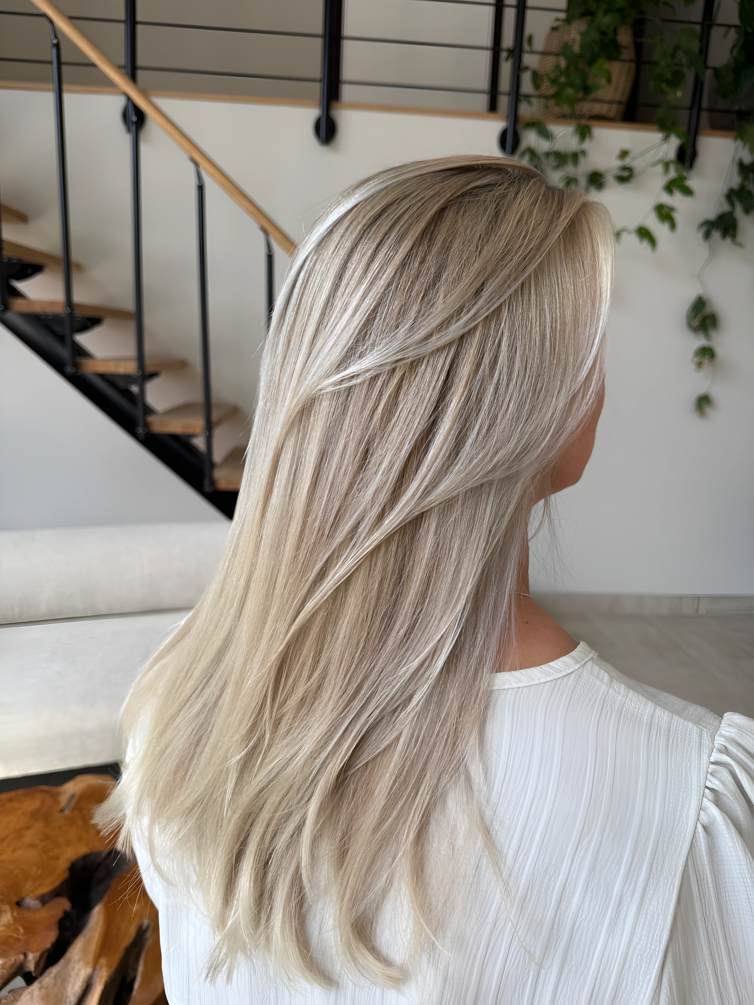 Långt blont hår färgat hos Athina Beauty Studio